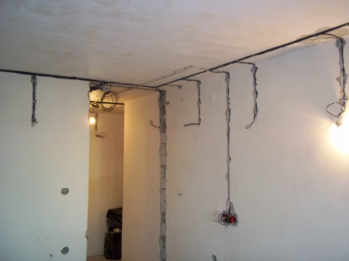 Штробление стен при открытом монтаже электропроводки